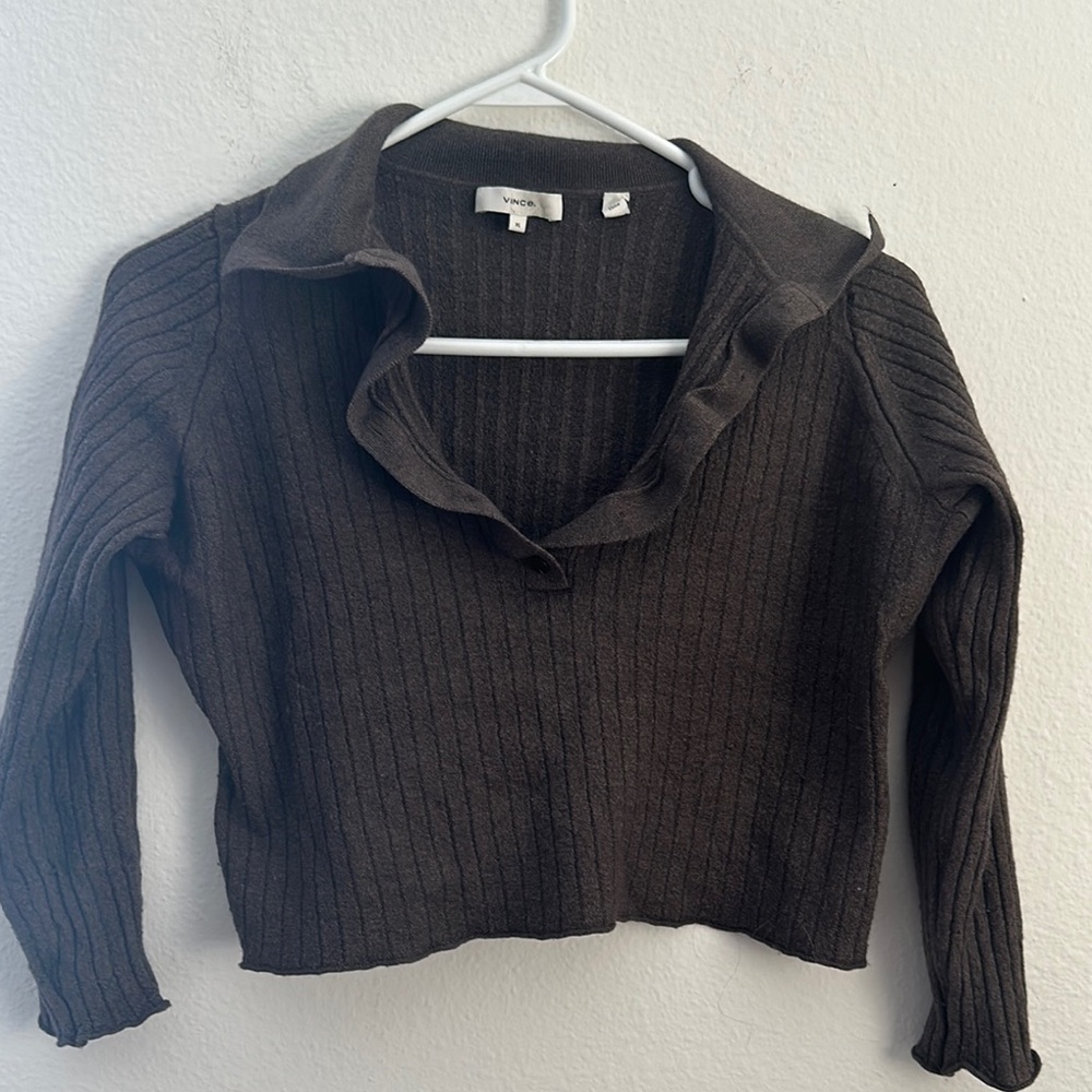 Vince Ribbed Knit cropped Sweater in Dark Brown